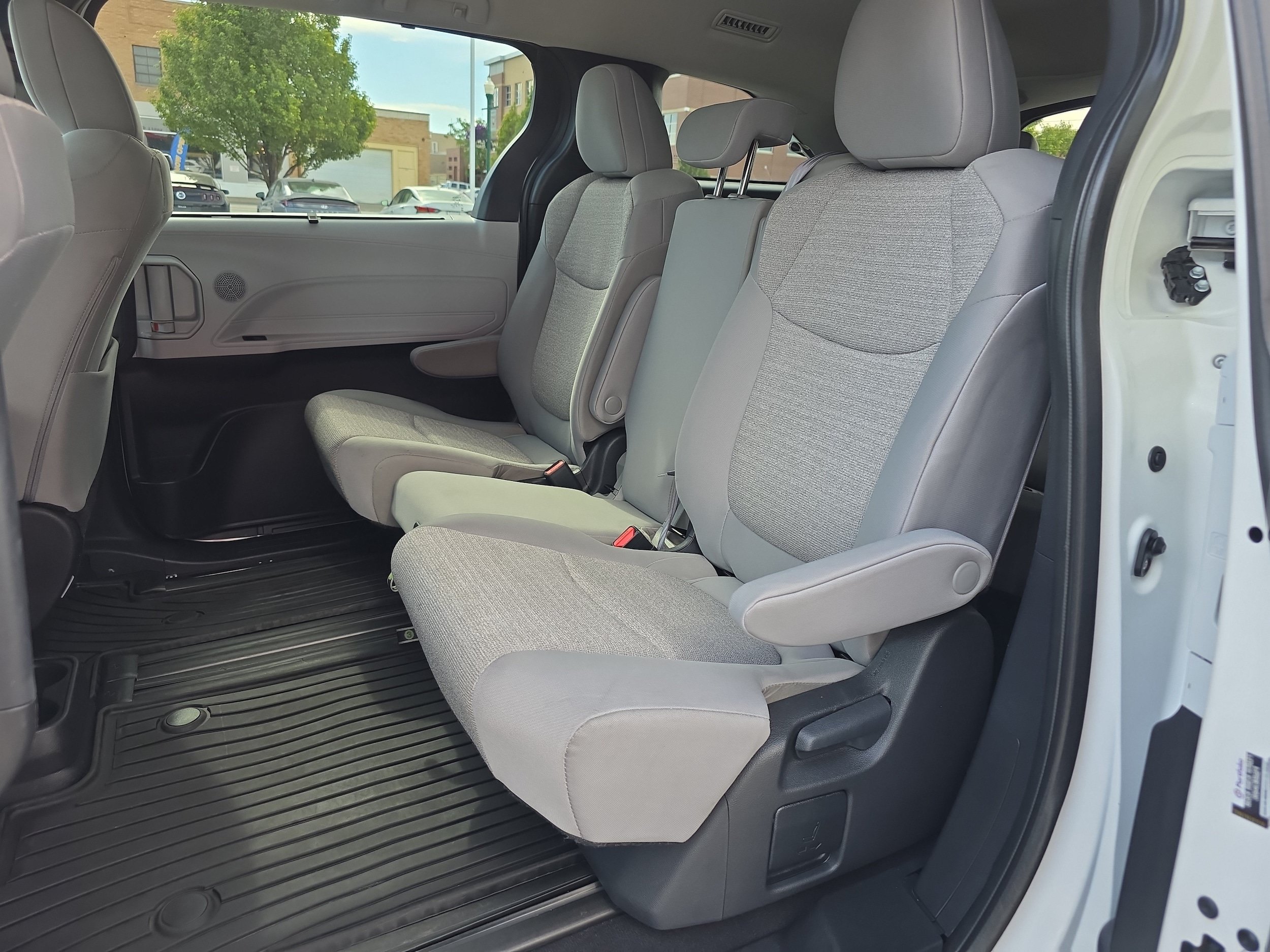 Used 2025 Toyota Sienna LE AWD/4WD image 12