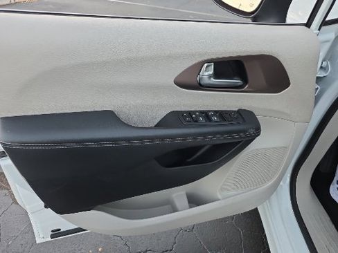 Used 2023 Chrysler Voyager LX image 19