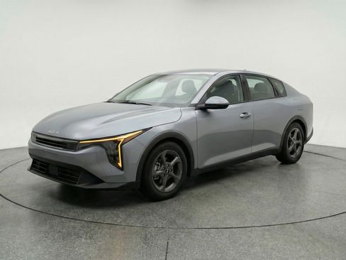 Used 2025 Kia K4 LXS FWD image 3