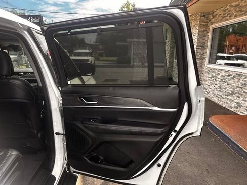 Used 2023 Jeep Grand Cherokee L Limited w/ Luxury Tech Group II AWD/4WD image 15