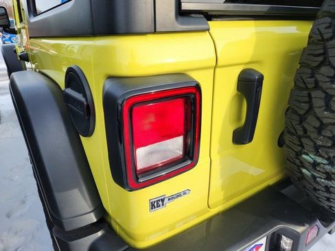 Used 2023 Jeep Wrangler Unlimited Rubicon w/ Cold Weather Group AWD/4WD image 5