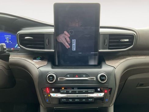 Used 2020 Ford Explorer Platinum w/ Premium Technology Package image 13