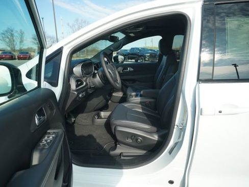 New 2026 Chrysler Pacifica Select image 14