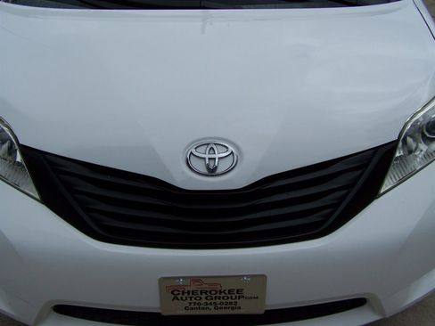 Used 2013 Toyota Sienna L FWD image 21