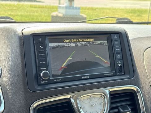 Used 2015 Chrysler Town & Country Limited Platinum FWD image 20
