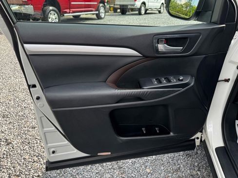 Used 2015 Toyota Highlander XLE image 19