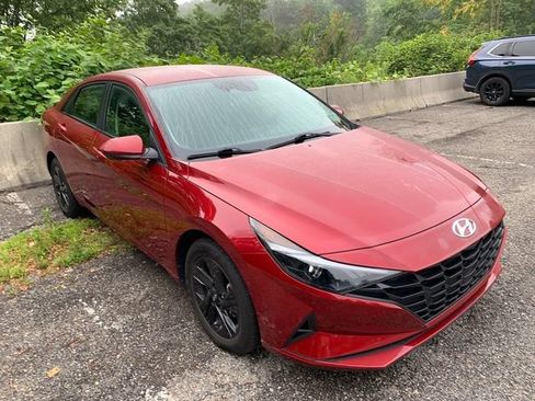 Used 2023 Hyundai Elantra SEL w/ Cargo Package FWD image 4