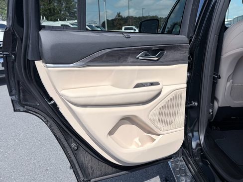 Used 2025 Jeep Grand Cherokee Limited w/ Luxury Tech Group II RWD image 35