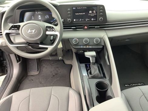 Used 2025 Hyundai Elantra SE image 11