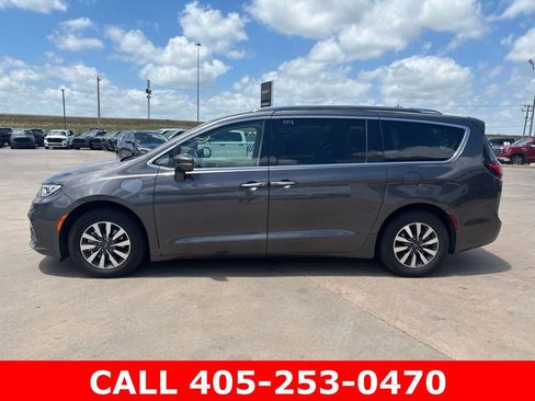Used 2021 Chrysler Pacifica Touring-L FWD image 3