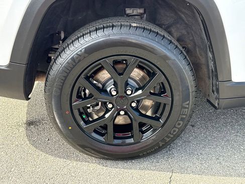 Used 2024 Jeep Grand Cherokee L Laredo image 17