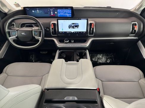 Used 2025 Ford Expedition Platinum w/ Driver's Package AWD/4WD image 24