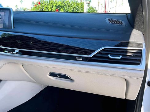 Used 2022 BMW 740i w/ M Sport Package image 18