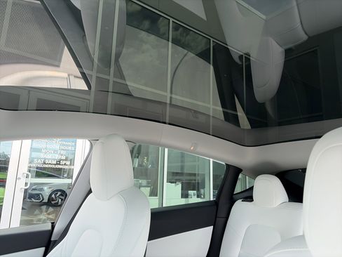 Used 2022 Tesla Model Y Long Range AWD/4WD image 18