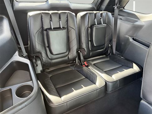 Used 2018 Ford Explorer Platinum image 32