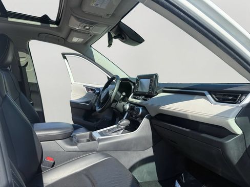 Used 2021 Toyota RAV4 XLE w/ Convenience Package AWD/4WD image 11