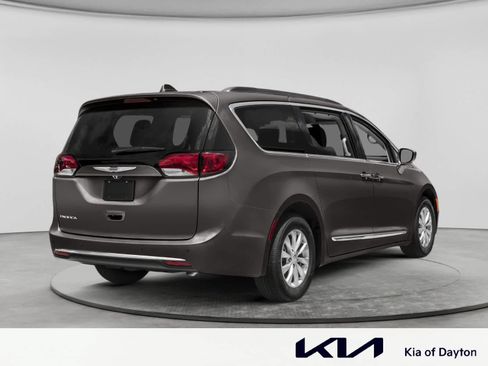 Used 2018 Chrysler Pacifica Touring-L w/ Advanced Safetytec Group FWD image 2