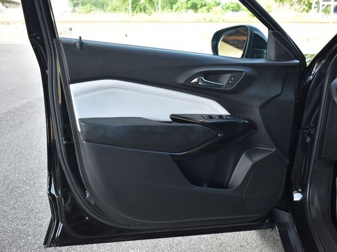 Used 2025 Chevrolet Trax LT w/ LT Convenience Package FWD image 12
