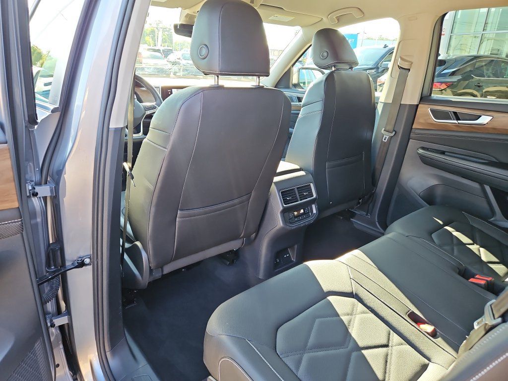 Used 2025 Volkswagen Atlas SE AWD/4WD image 16
