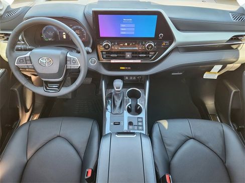 New 2026 Toyota Highlander Platinum image 18