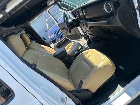 Used 2018 Jeep Wrangler Unlimited Sahara AWD/4WD image 36
