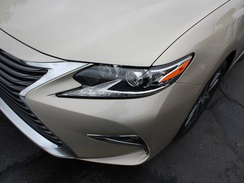 Used 2018 Lexus ES 300h image 10