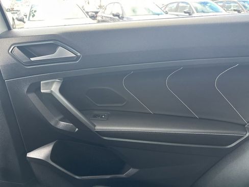 Used 2022 Volkswagen Tiguan SE image 15