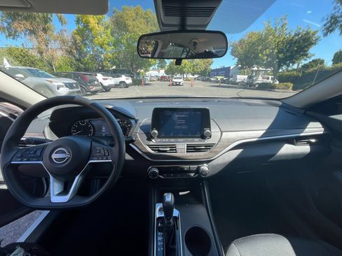 Used 2025 Nissan Altima 2.5 SV FWD image 33