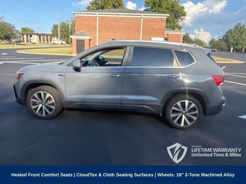 Used 2023 Volkswagen Taos SE w/ Panoramic Sunroof Package FWD image 7