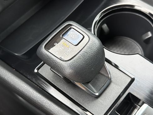 Used 2022 Nissan Rogue SV image 33