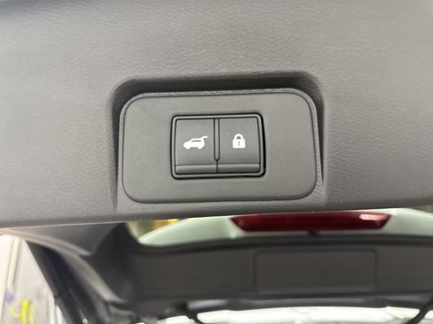 Used 2025 Nissan Rogue SV image 33