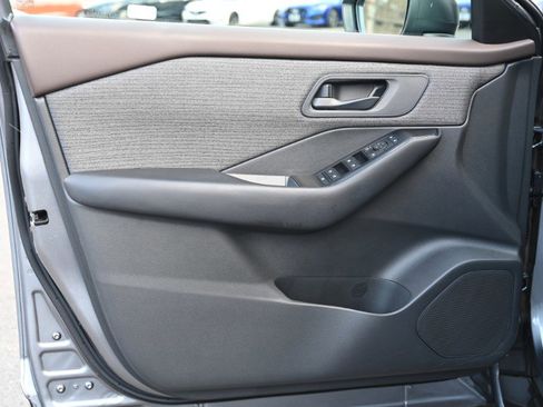 Used 2023 Nissan Rogue S image 17