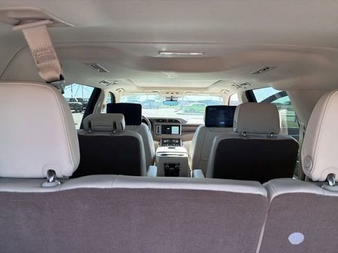 Used 2024 GMC Yukon XL Denali w/ Advanced Technology Package image 11
