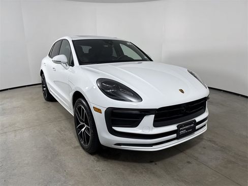 Certified 2025 Porsche Macan image 9