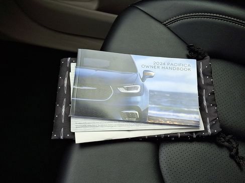 Used 2024 Chrysler Pacifica Touring-L image 28