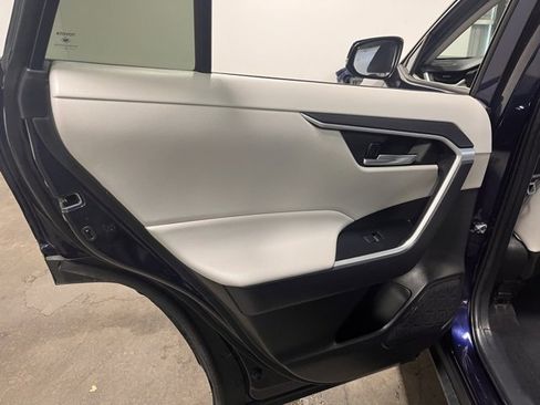 Used 2021 Toyota RAV4 XLE Premium image 19