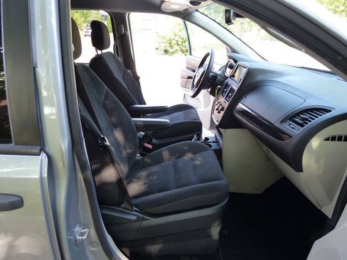 Used 2019 Dodge Grand Caravan SE FWD image 42