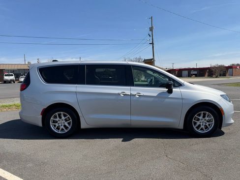 Used 2024 Chrysler Voyager LX image 2
