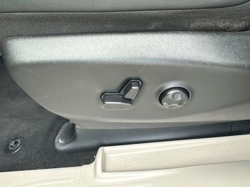 Used 2024 Chrysler Pacifica Touring-L image 28