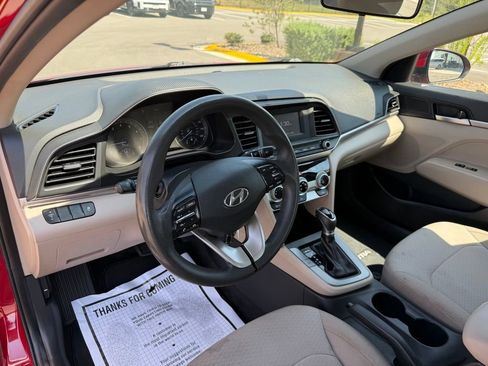 Used 2019 Hyundai Elantra SE FWD image 13