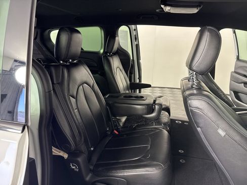 Used 2021 Chrysler Pacifica Touring w/ S Appearance Package FWD image 32