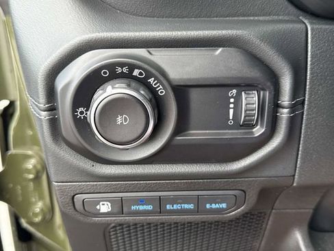 Used 2024 Jeep Wrangler Unlimited Sahara w/ Technology Group AWD/4WD image 32