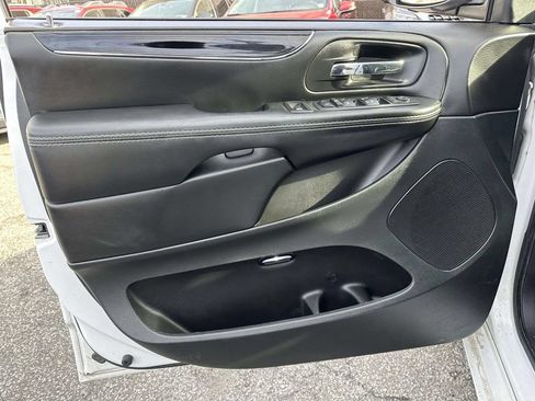 Used 2017 Dodge Grand Caravan SE FWD image 16
