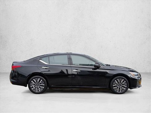 Used 2023 Nissan Altima 2.5 SV image 4