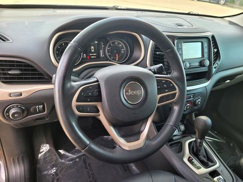 Used 2018 Jeep Cherokee Latitude w/ Altitude Package FWD image 9