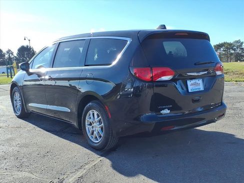 Used 2022 Chrysler Voyager LX image 4