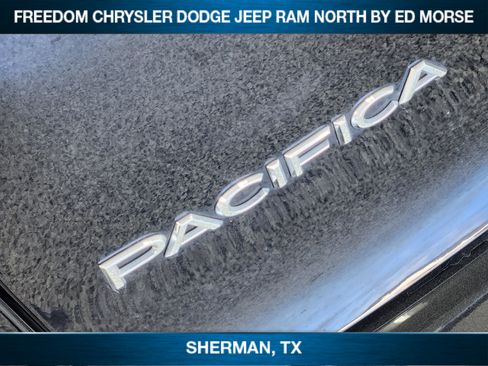 Used 2024 Chrysler Pacifica Touring-L image 8
