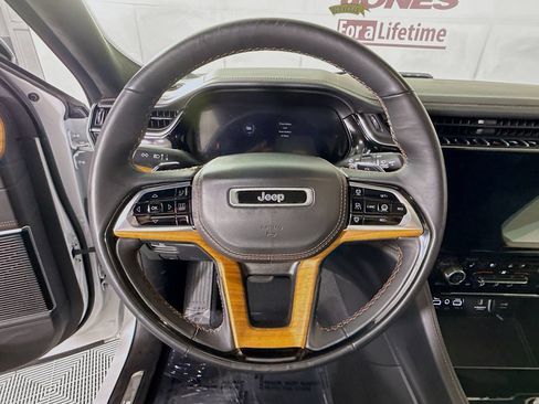 Used 2023 Jeep Grand Cherokee Summit AWD/4WD image 19