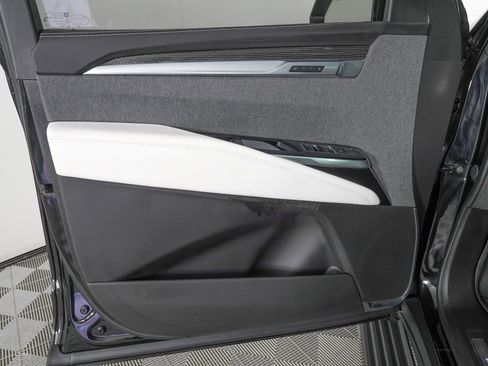 Used 2025 Cadillac Escalade ESV V w/ LPO, ONYX Package image 17