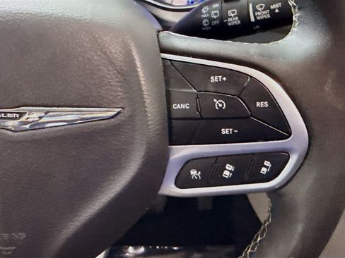 Used 2024 Chrysler Pacifica Limited FWD image 15